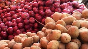 পেঁয়াজের দাম সামান্য কমলেও আলুর কেজি ৮০ টাকা